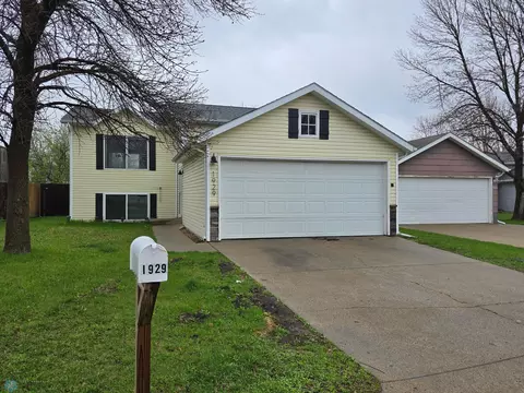 1929 55th Ave S, Fargo, ND 58104