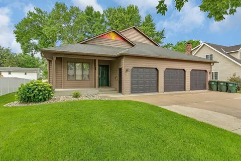 742 Southview Ct SW, Hutchinson, MN 55350