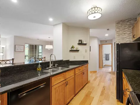 6020 Chasewood Pkwy #101, Hopkins, MN 55343