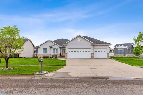 1557 Cambridge Dr, West Fargo, ND 58078