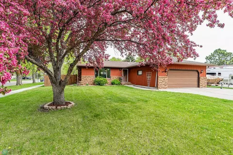 2849 Southgate Dr S, Fargo, ND 58103