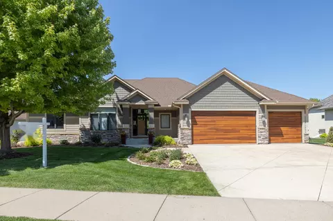 9079 Horizon Dr, Shakopee, MN 55379