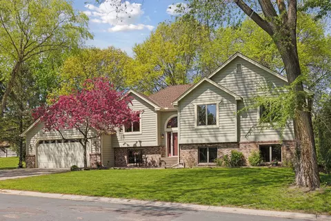 415 Walnut Ln, Shoreview, MN 55126