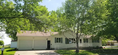 909 4th Ave SE, Wells, MN 56097