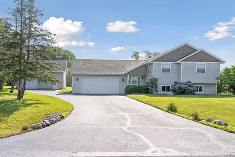 793 Larsen Ln, Hudson, WI 54016
