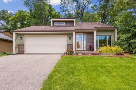 17021 Hamilton Dr, Lakeville, MN 55044