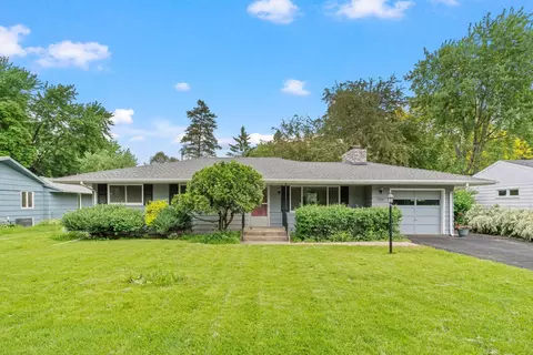 1851 Roselawn Ave W, Roseville, MN 55113