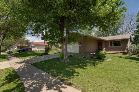 911 Chalet Dr NW, Rochester, MN 55901