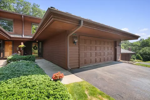 2400 Robin Oak Rdg, Minnetonka, MN 55305