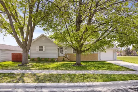 320 E 5th St, Chaska, MN 55318