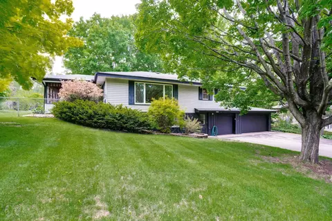 2301 W 139th St, Burnsville, MN 55337