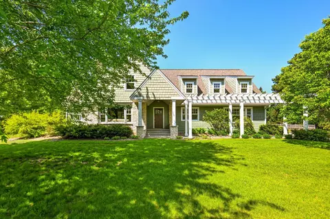 153 Lakeview Ln, Wayzata, MN 55391