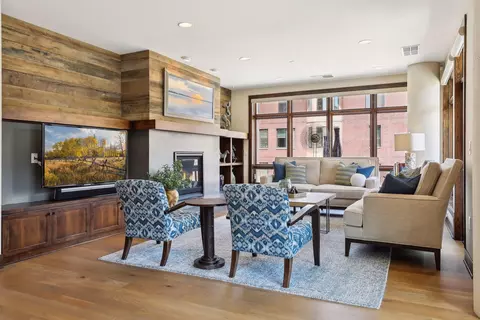 875 Lake St N #220, Wayzata, MN 55391