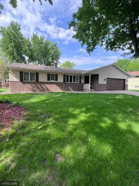 661 Hennes Ave, Shakopee, MN 55379