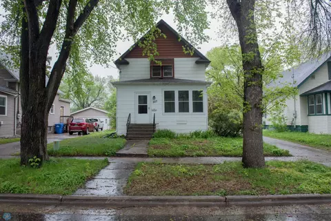 1017 12th St N, Fargo, ND 58102
