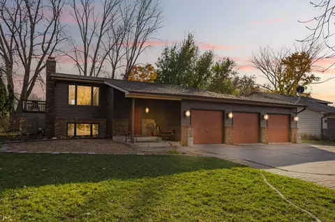 6581 Upper 28th St N, Oakdale, MN 55128