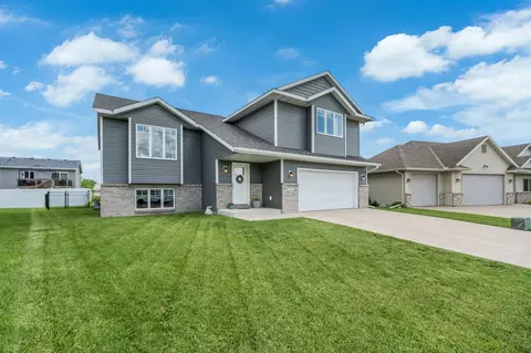 104 Fieldcrest Ct, Mankato, MN 56001