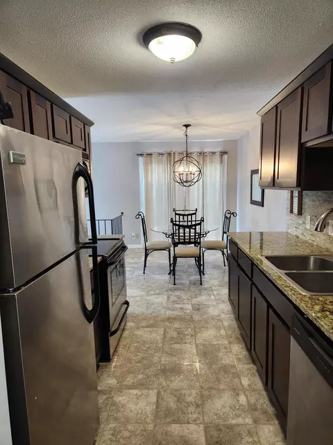 4952 Grenwich Trl N, Oakdale, MN 55128
