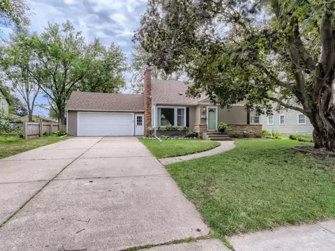 1266 Garden Ave, Roseville, MN 55113