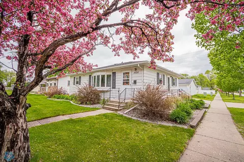 1626 17th St S, Fargo, ND 58103