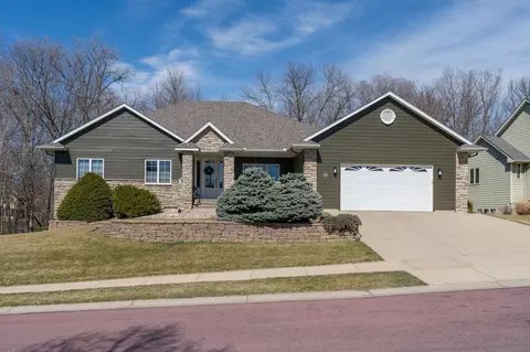 228 S Brook Cir, Mankato, MN 56001