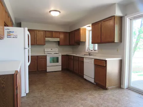 1830 Red Leaf Ct, Windom, MN 56101 photo 4