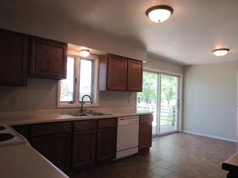 1830 Red Leaf Ct, Windom, MN 56101 photo 3