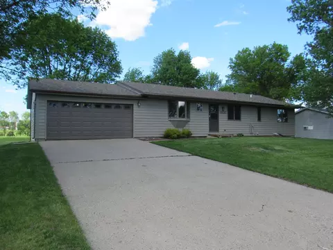 1830 Red Leaf Ct, Windom, MN 56101