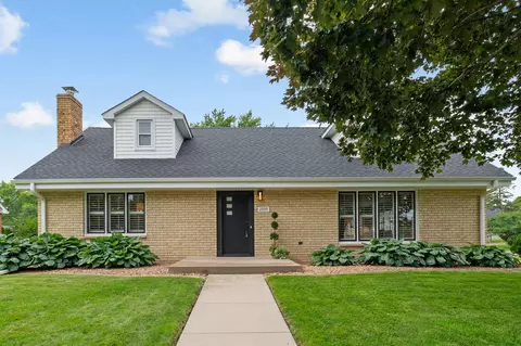 2095 Fry St, Roseville, MN 55113