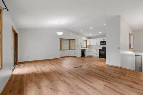3958 Worchester Dr, Eagan, MN 55123 photo 12
