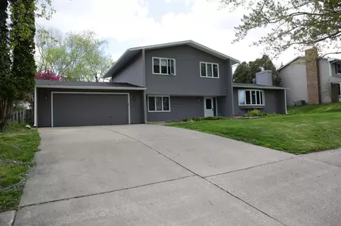 2458 Western Ave N, Roseville, MN 55113
