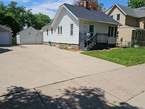 909 11th St NW, Austin, MN 55912