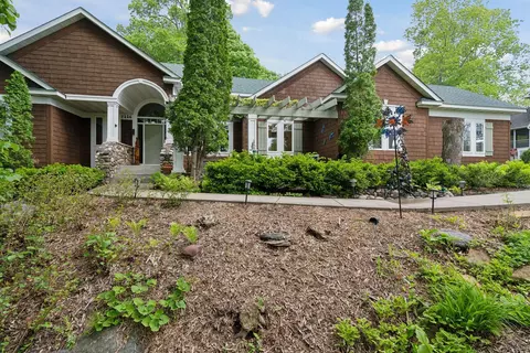 2446 Highover Trl, Chanhassen, MN 55317
