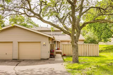 980 Monterey Dr, Shoreview, MN 55126