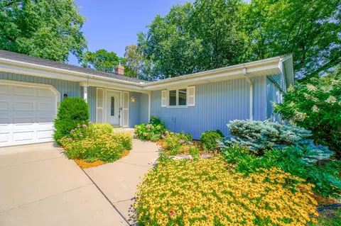 521 Woodhill Dr, Roseville, MN 55113