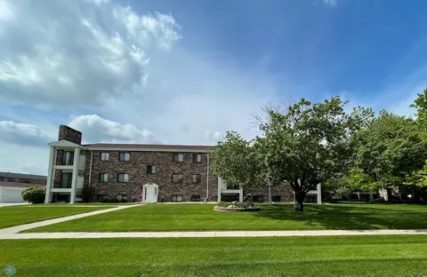 321 Prairiewood Cir S #202, Fargo, ND 58103