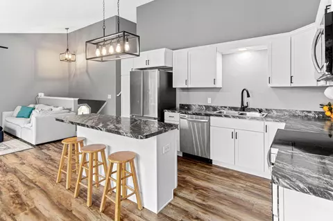 1884 Deer Hills Trl, Eagan, MN 55122 photo 9