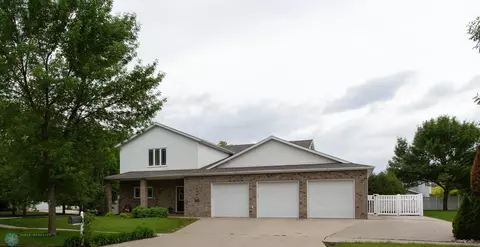 754 Wyndemere Dr, West Fargo, ND 58078