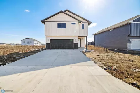5833 Ellis Dr W, West Fargo, ND 58078