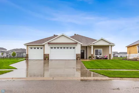 1073 Hickory Ln, West Fargo, ND 58078