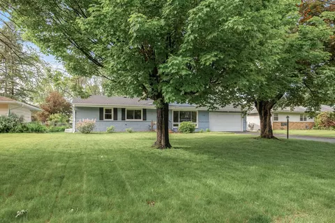 1146 Roselawn Ave W, Roseville, MN 55113