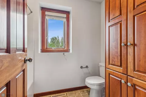 Bath - 6904 Maple Ln, Horace, ND 58047 photo 6 of 8