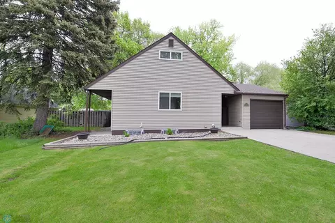 1353 12th St N, Fargo, ND 58102