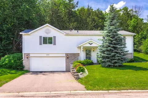 929 Deer Creek Pkwy, Belle Plaine, MN 56011