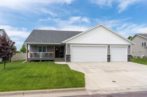 1903 Rock Ridge Ln, Saint Peter, MN 56082