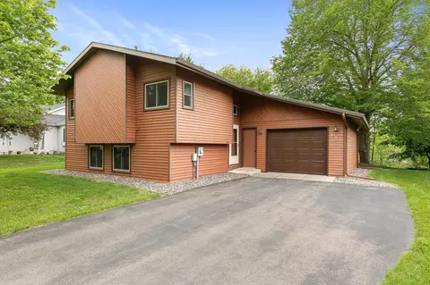 894 Pearl View Dr, Sauk Rapids, MN 56379
