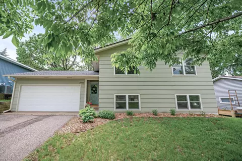 9594 Yorkshire Ln, Eden Prairie, MN 55347