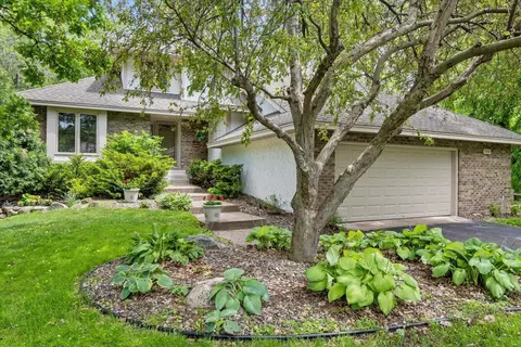 5550 Pineview Ln N, Plymouth, MN 55442 photo 2