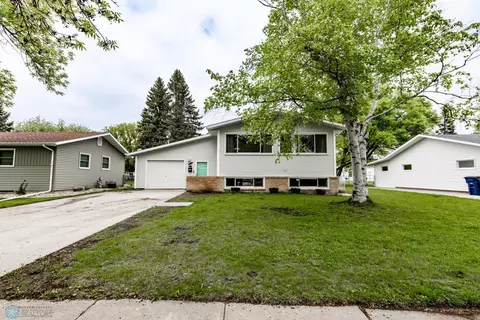 514 Birch Ln, Moorhead, MN 56560