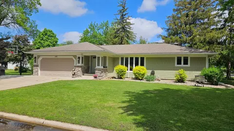 180 E Solberg St, Le Center, MN 56057